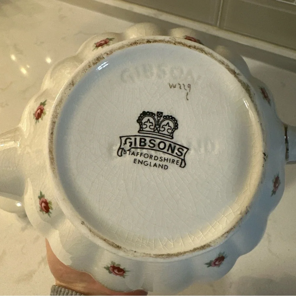 Vtg. Gibson, England, China teapot🫖 , Cream  w/Small Roses‎ & Gold Accents